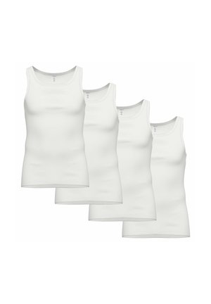 Vier schlichte weiße ärmellose Unterhemden, versetzt aneinandergereiht auf weißem Hintergrund, zeigen Vorderteil- und Halsausschnittdetails.