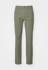 Chinos verde oliva con design a gamba dritta, dotati di chiusura frontale con bottone e tasche laterali, realizzati in tessuto di cotone leggero.