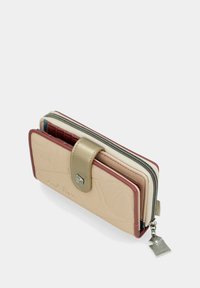 Beige- und burgunderfarbene Brieftasche mit Druckverschluss und Reißverschlussfach, ausgestattet mit geprägtem Text und einem silbernen Reißverschlussanhänger.