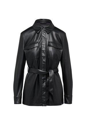 Schwarze Lederjacke mit Kragen, vorderen Knöpfen, zwei Brusttaschen und einem Taillengürtel. Verfügt über lange Ärmel und eine glatte Textur.