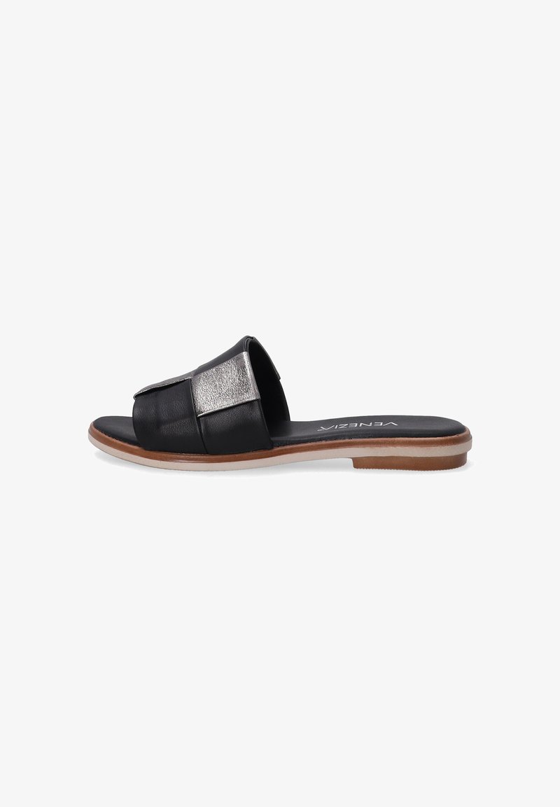 Sandale à glissière noire avec un accent métallique argenté, un dessus en cuir lisse, une semelle plate et une semelle intérieure rembourrée pour le confort.
