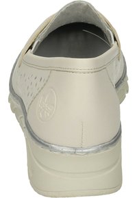 Crème leren schoen met een ronde vorm, geperforeerde accenten en een metallic zilveren rand. Ontworpen met een lage hak en een gladde textuur.