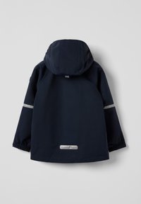 Marineblauwe jas met een capuchon en elastische manchetten, voorzien van reflecterende accenten en een logo-opdruk op de onderrug. Gladde, waterproof stof.