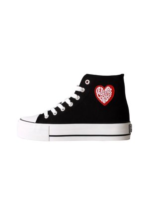 Schwarze High-Top-Sneaker aus Canvas mit weißen Schnürsenkeln, Zehenschutz und Plateausohle. Auf der äußeren Seite befindet sich ein rotes Herz-Patch mit Text.
