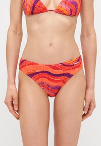 Bikini rinkinys su trikampiu viršumi ir derančiais aukšto liemens apatiniais. Ryškios bangos oranžinės, violetinės ir raudonos spalvų. Textūruota medžiaga.