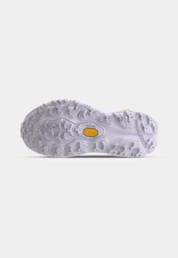 La suola in gomma bianca della sneaker presenta un motivo texturizzato per una migliore aderenza, con un logo giallo Vibram ben visibile vicino al tallone, per un'ulteriore presa e durata.
