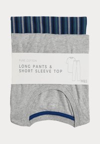 Šedé bavlněné dlouhé kalhoty a tričko s krátkým rukávem, s námořnicky modrým a zeleným pruhovaným páskem, zabalené s bílou etiketou obsahující informace o produktu.