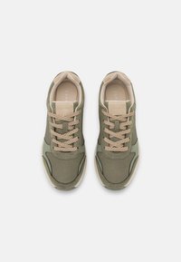 Esprit Trainers - forest