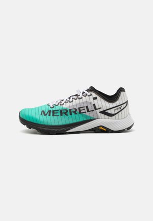 Zapatilla de running Merrell con un patrón de cuadrícula en turquesa y blanco, acentos negros y una suela texturizada negra. Presenta cordones blancos y el logotipo de la marca.