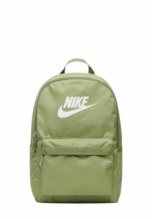 Zaino in nylon verde dalla forma arrotondata, con una tasca frontale con zip e un grande logo Nike bianco sulla parte anteriore. Manico superiore per il trasporto.