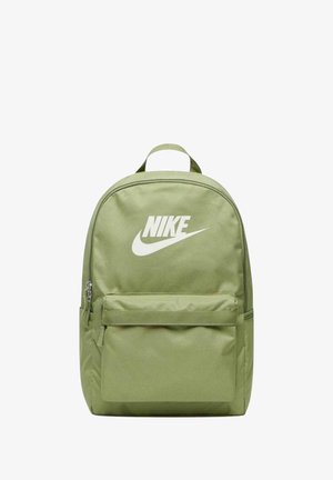 Zaino in nylon verde dalla forma arrotondata, con una tasca frontale con zip e un grande logo Nike bianco sulla parte anteriore. Manico superiore per il trasporto.