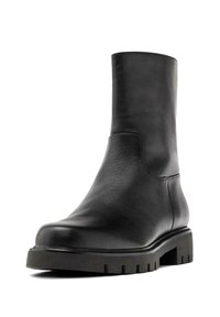 Černá kožená kotníková bota s hladkým povrchem, štíhlým designem a chunky gumovou podrážkou s horizontálními drážkami pro lepší trakci.