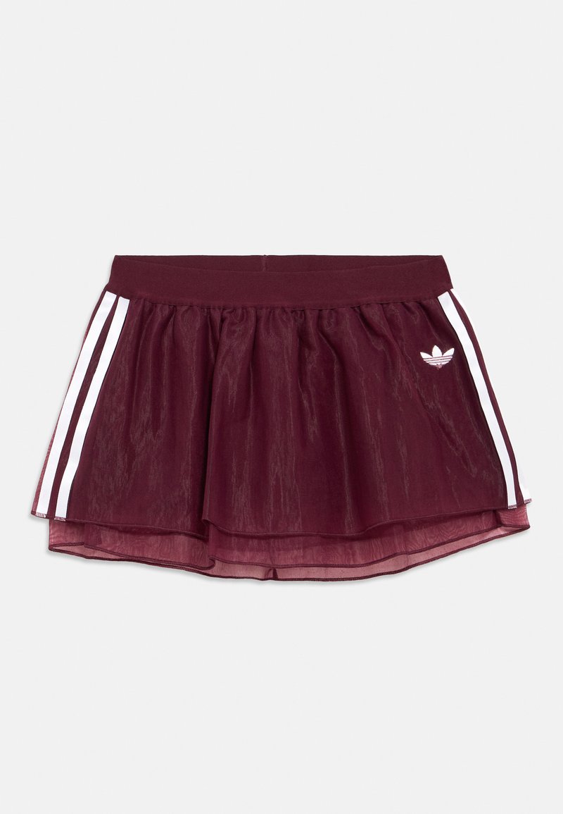 Βουργουνδί φούστα Adidas με διάφανο επικάλυμμα, λευκές πλαϊνές ρίγες, ελαστική μέση και μικρό λευκό λογότυπο Adidas στο δεξί μπροστινό μέρος.