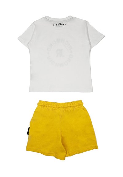 T-shirt bianca in cotone con collo rotondo e dettaglio del logo sul retro. Pantaloni corti gialli con vita elasticizzata e texture liscia.