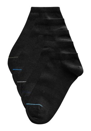 Zestaw pięciu czarnych skarpetek do kostki z kolorowymi paskami na palcach w odcieniach niebieskiego, białego i szarości, ułożonych na sobie na białym tle.