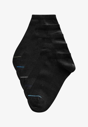 Satz von fünf schwarzen Knöchelsocken mit farbigen Streifen an den Zehen in Blau-, Weiß- und Grautönen, überlappend auf weißem Hintergrund angeordnet.