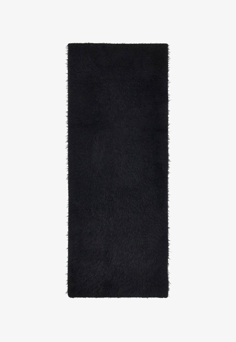 Tapis rectangulaire noir à poils longs avec une texture douce et moelleuse et des bords légèrement effrangés sur fond blanc.