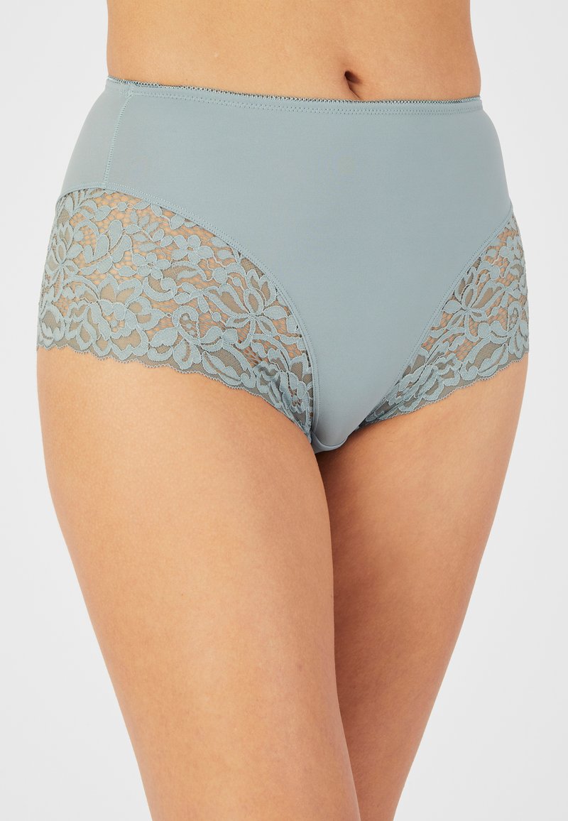 Bragas de tiro alto en un suave tejido azul con paneles laterales de encaje que presentan patrones florales y bordes en picos. Textura suave en general.