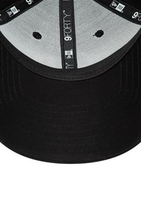 Cappellino da baseball nero, design 9Forty, realizzato in cotone, presenta una parte frontale strutturata, visiera curva e fodera interna morbida con dettagli del logo.