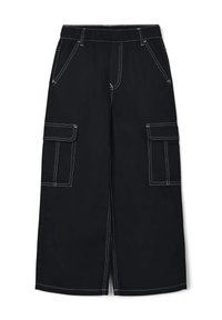 Schwarze Cargo-Hosen mit elastischem Bund, weißen Nähten, zwei seitlichen Taschen und zwei großen Cargo-Taschen an der Seite. Weit geschnittenes Design.