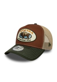 Gorra de béisbol marrón y verde con parte trasera de malla, que presenta un parche de búfalo y el texto "New Era Established 1920". Incluye una correa ajustable.
