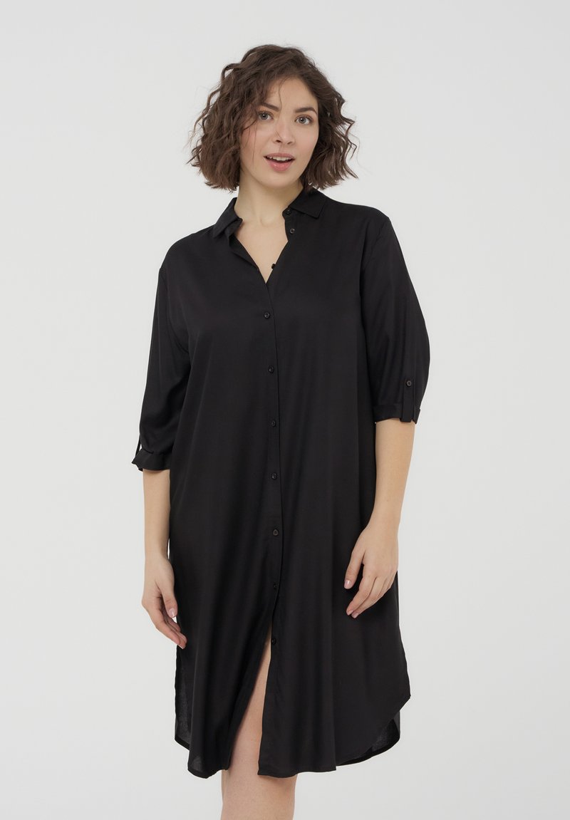 Abito nero con bottoni, realizzato in tessuto liscio, dotato di maniche a tre quarti e uno spacco, con una vestibilità comoda e un design classico del colletto.