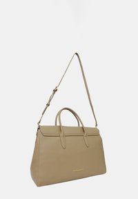 Borsa a mano in pelle beige con forma strutturata, doppio manico superiore e tracolla removibile. Presenta una finitura leggermente testurizzata e un logo dorato.