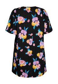 Blommig kortärmad topp i svart med rosa, lila och gula blommor. Lätt tyg med en texturerad yta och lös passform.
