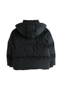 Svart puffjacka med huva, quiltad textur och lös passform. Baksidan visar sydda sektioner för isolering och värme.