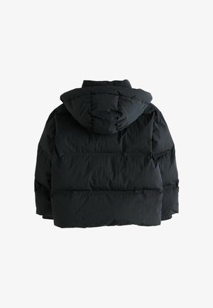 Mustat puffatakki, jossa on huppu, brodeerattu pinta ja väljä istuvuus. Takana on ommeltuja osioita eristyksen ja lämmön takaamiseksi.