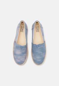 TOMS VALENCIA jasnoniebieski denim