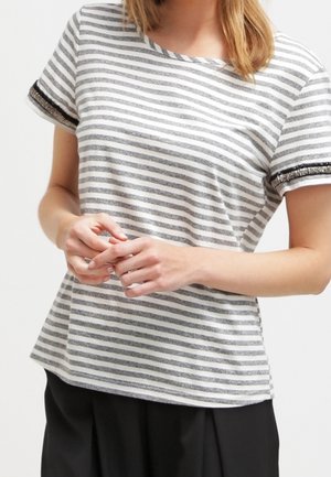 T-shirt a righe grigie e bianche con maniche corte, caratterizzato da un'accensione nera testurizzata sui bordi delle maniche; vestibilità rilassata e tessuto leggero.