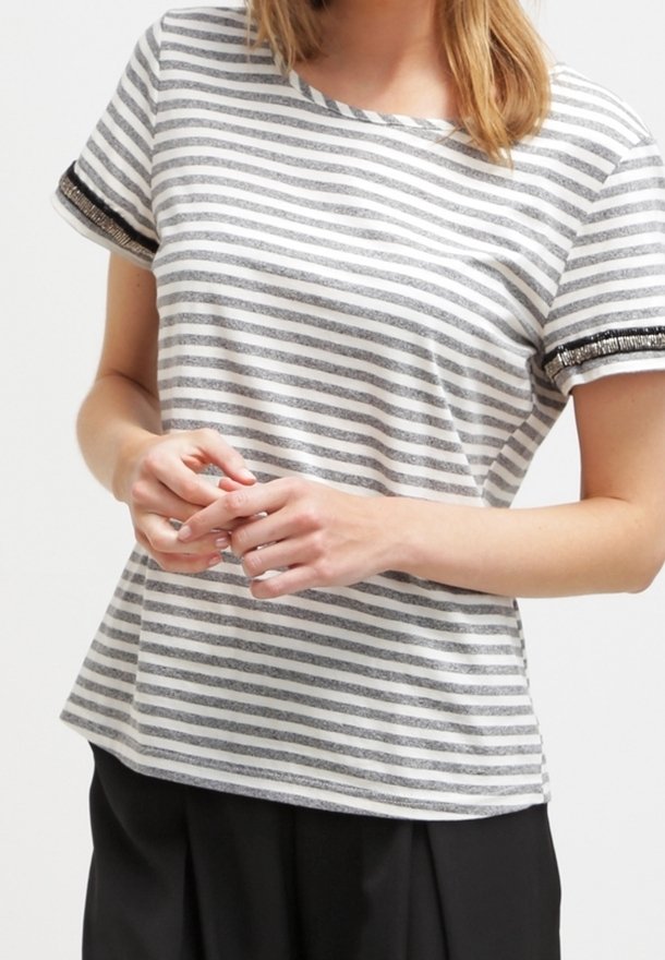 Camiseta de rayas gris y blanca de manga corta, con un acento texturizado negro en los dobladillos de las mangas; corte relajado y tejido ligero.
