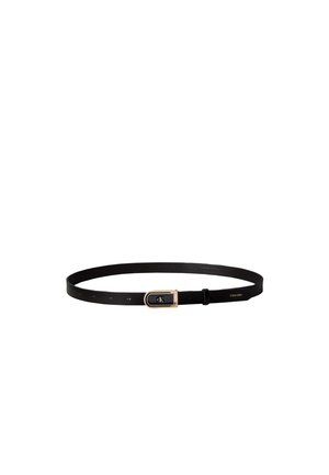 Zwarte leren Calvin Klein riem met goudkleurige gesp met het "CK" logo en meerdere verstelgaten op een witte achtergrond.