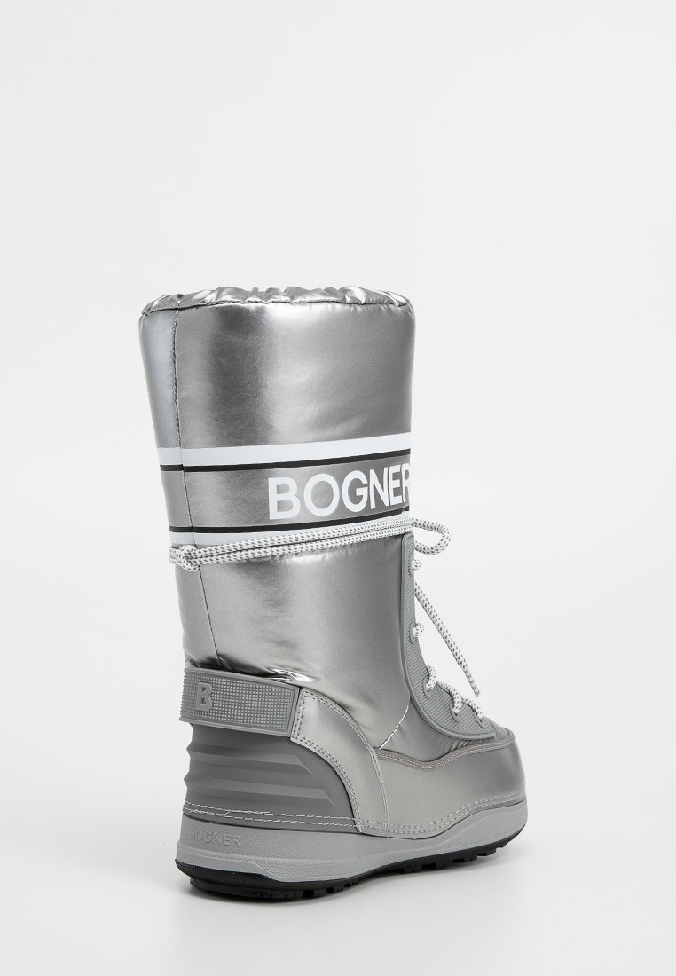 Silberner wasserdichter Stiefel mit gepolstertem Schaft, weißer Markenbeklebung, elastischen Schnürsenkeln und einer strukturierten Sohle. Verfügt über ein leicht erhöhtes Absatzdesign.