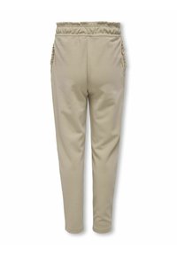 Beige jogger-housut, joissa on kerätty vyötärö, sivutaskut ja sileä pinta. Kapeutettu malli, jossa on hienostunut keräys taskuissa.