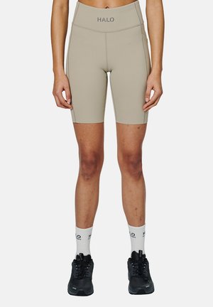 Beige cykelshorts med høj talje, der har "HALO" logoet; glat, strækbart materiale; designet til atletisk tøj.