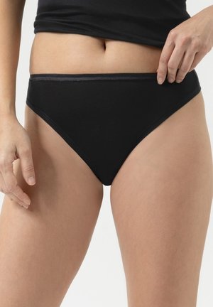 Zwarte katoenen hipsteronderbroek met een naadloos ontwerp, een middellange taille en een gladde textuur, getoond in een close-up weergave.