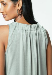 Next SLEEVELESS COLUMN V-NECK MIDI - REGULAR FIT - Denné šaty - silver
