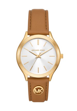 Michael Kors armbåndsur i guldfarve med hvid urskive, gyldne timemarkører og tanfarvet læderrem med MK-logo.