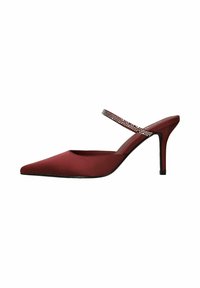 Chaussure à talon haut en satin rouge, de type slingback, avec un bout pointu et une lanière décorative ornée de strass. Texture lisse et design élégant.