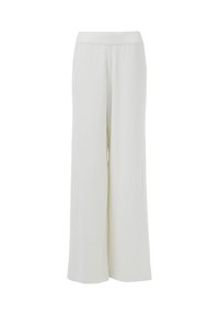 Witte wijde broek gemaakt van zachte stof, met een gladde tailleband, die losjes van de heupen hangt, zonder zichtbare patronen of accenten.