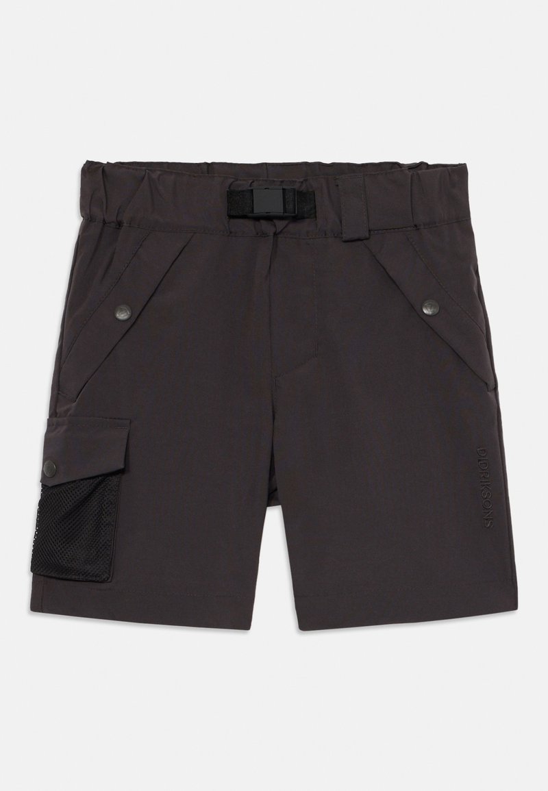 Shorts extérieurs noirs avec une ceinture en toile, des poches latérales avec fermetures à bouton et un détail de poche en filet sur la jambe gauche.