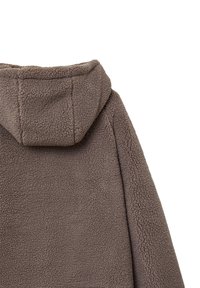 Veste en polaire marron foncé, présentant une surface douce et texturée et une capuche. Le design comprend des manches larges et une coupe décontractée.