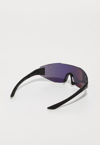 Gafas de sol deportivas con un elegante marco negro y lentes morados. Presentan un diseño ligero y una forma curvada para una mayor cobertura.
