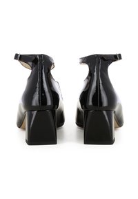 Scarpe con tacco a blocco in vernice nera, con punta rotonda e cinturino alla caviglia. Superficie liscia con finitura ad alta brillantezza.
