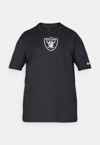 Crna pamučna majica s bijelim logom Raidersa sprijeda. Okrugli izrez i kratki rukavi s Nike swooshom na lijevom rukavu.
