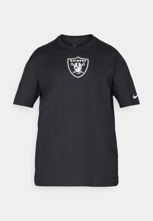 �Čierne bavlnené tričko s bielym logom Raiders na prednej strane. Okrúhly výstrih a krátke rukávy s Nike swoosh na ľavom rukáve.