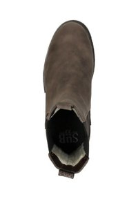 Bruine leren enkelboot met een gladde textuur, elastische zijpanelen en een subtiele patroonaccent bij de hak. Rondlopende teenontwerp.