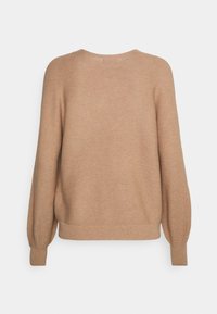 Beżowy sweter z dzianiny z okrągłym dekoltem, długimi rękawami i ściągaczami. Tekstura jest miękka z delikatnym poziomym wzorem.